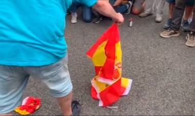 Quemaron banderas españolas en Barcelona