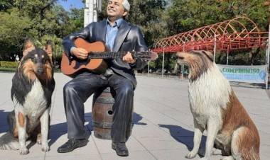 Estatua de Alberto Fernández junto a su perro Dylan