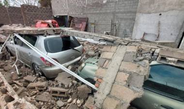 Una pared  aplastó cuatro autos en Córdoba