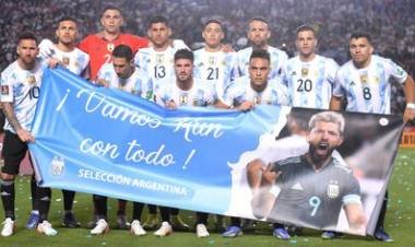 Apoyo del plantel argentino al "Kun" Agüero