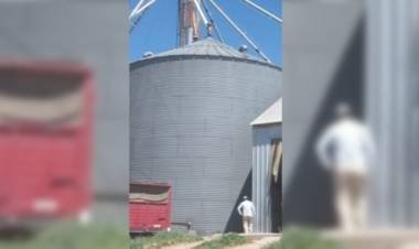 Hombre muere mientras trabajaba dentro de un silo