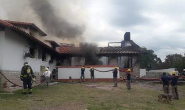 Voraz incendio en un hotel de Embalse