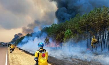 Corrientes:  bomberos cordobeses luchan contra el fuego 