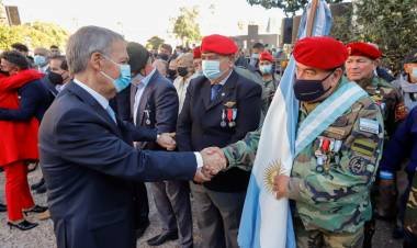 El gobernador participó del acto homenaje a los veteranos y caídos en la Guerra de Malvinas