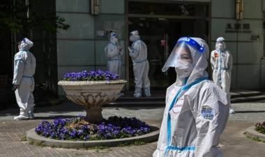 Shangai: Por contagios de covid aíslan en centros de salud