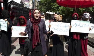 Afganas protestaron contra las restricciones de los talibanes
