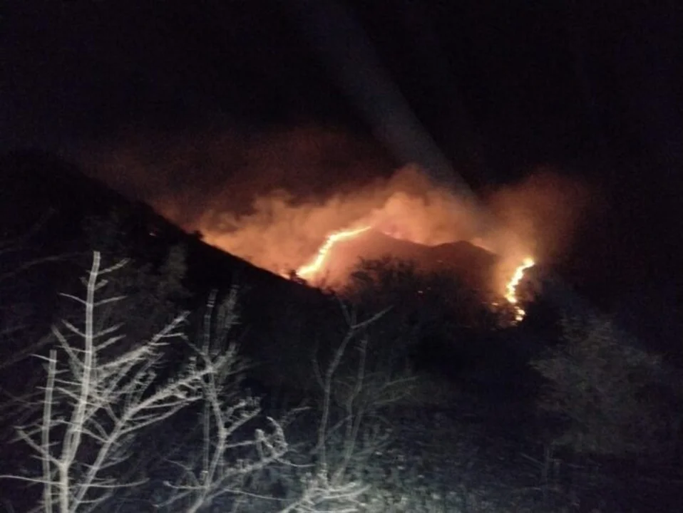 Bomberos combaten un incendio en la zona de la La Calera