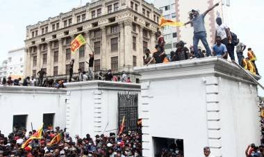 Una multitud tomó la residencia del presidente de Sri Lanka
