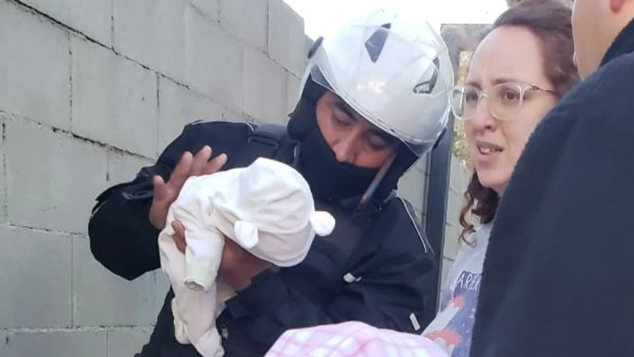 Policías le salvaron la vida a una bebé 