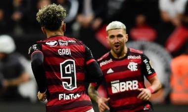 Flamengo le ganó como visitante a Corinthias 