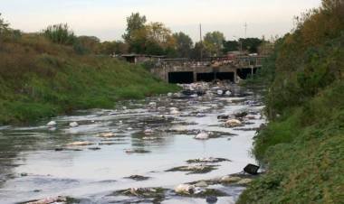 Investigan contaminación en el río Reconquista