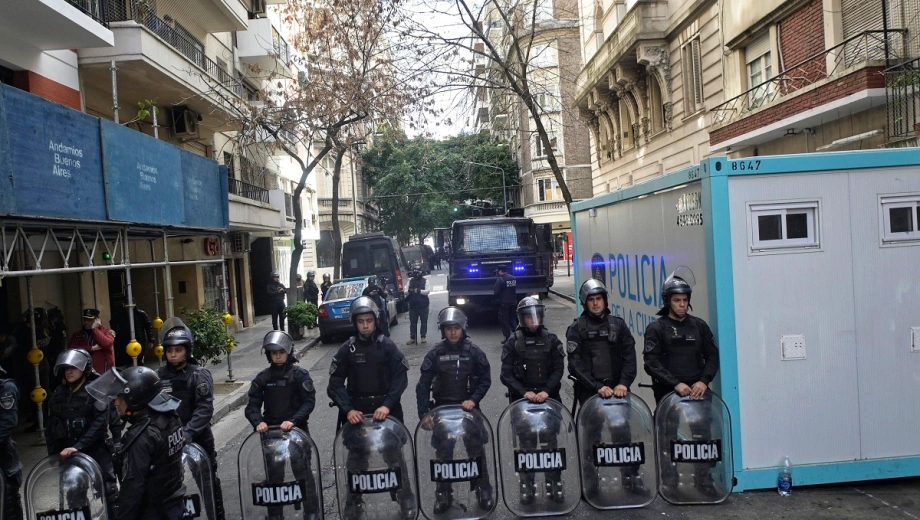 Tensión frente al departamento de Cristina Kirchner
