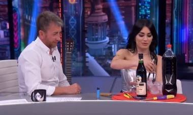 Lali revolucionó a la TV española con un “Fernet viajero”