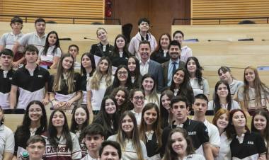 Manuel Calvo recibió en la Legislatura a estudiantes