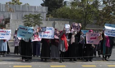 Talibanes dispersaron a balazos una protesta de mujeres 