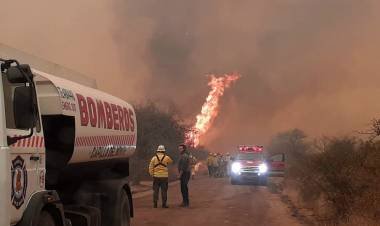 Bomberos combaten un incendio en Cuchi Corral