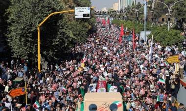 Desafiando la represión, estudiantes iraníes protestan