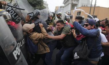 La policía peruana reprimió a manifestantes