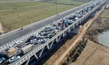 Más de 200 autos atascados en un puente de China