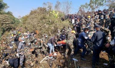 Impresionante caída de un avión con 72 personas en Nepal
