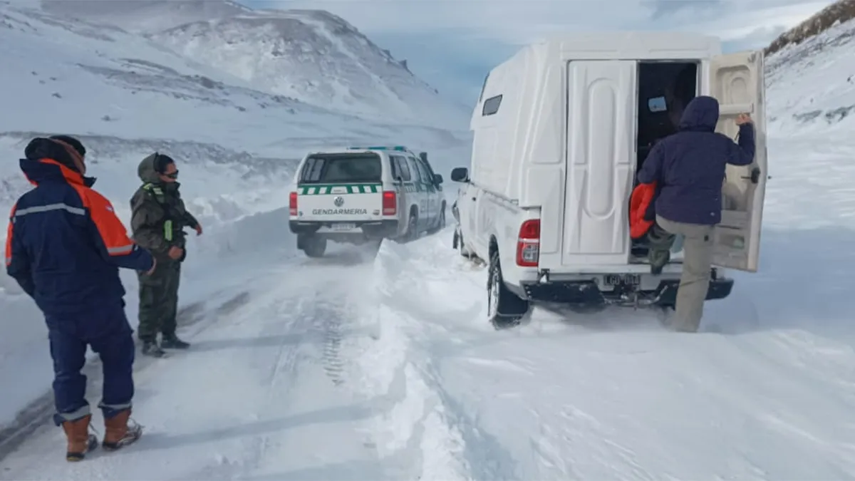 Gendarmería rescató a una familia de la nieve