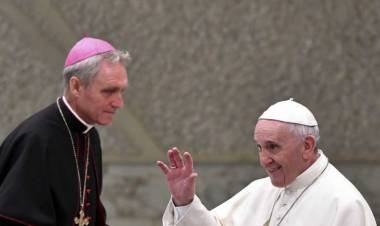 Ordenan salir del Vaticano a un exayudante de Benedicto XVI