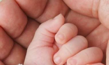 Nació el primer bebé del mundo con una nueva técnica de fertilidad 