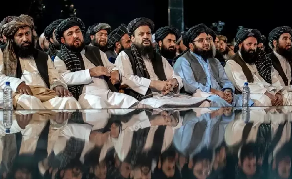 Los talibanes prohíben el uso de corbatas en Afganistán 