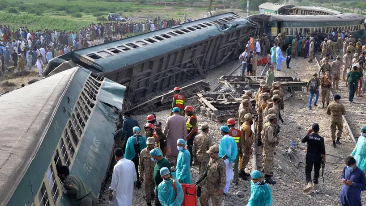 Descarriló un tren en Pakistán