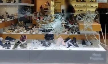 Detenidos por romper una vidriera y robar zapatillas