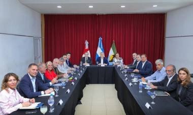 Cruz del Eje: Llaryora encabezó la primera reunión de gabinete
