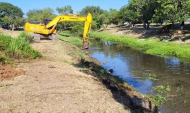 Tareas de mejora en el escurrimiento del río Cruz del Eje