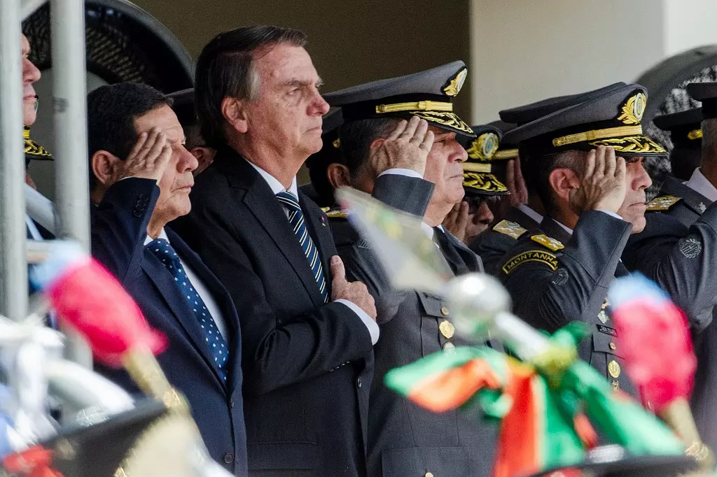 Exjefes militares acusan a Bolsonaro 