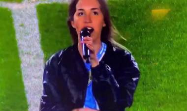 ¿Quién es la chica que cantó en el Monumental?