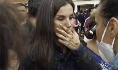España: arrojaron barro a los reyes y Letizia lloró