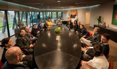 Llaryora recibió a representantes de las compañías audiovisuales
