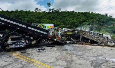 38 MUERTOSEN CHOQUE MÚLTIPLE EN RUTA DE BRASIL