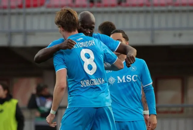 Napoli le ganó con lo justo a Monza 