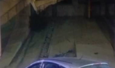 Huía de la policía y cayó desde un puente