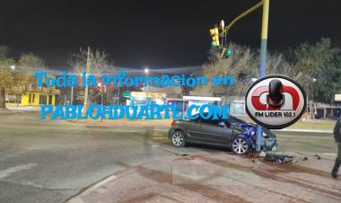 Chocó contra un semáforo 