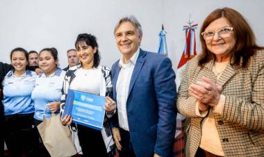 Llaryora entregó viviendas