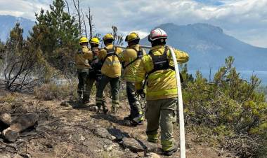 Bomberos cordobeses continúan combatiendo el fuego 