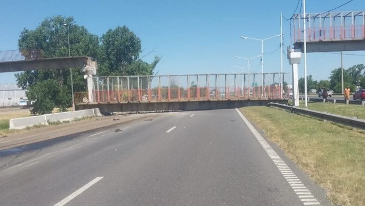 Camión derrumbó un puente peatonal
