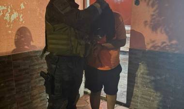 Policía en actividad detenido