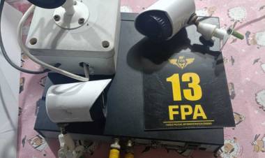 Extranjero controlaba desde postes de luz