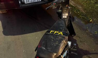 Quiso huir en motocicleta