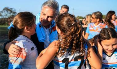Llaryora inauguró una cancha de hockey olímpica