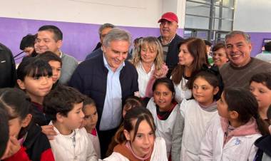 Llaryora entregó notebooks a escuelas y anunció obras