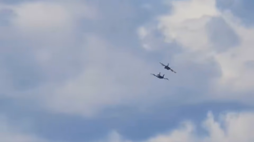 Impactante choque de dos aviones militares 