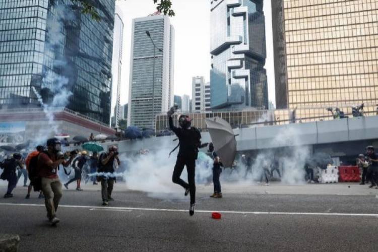 Caos en Hong Kong con barricada incendiada, gases lacrimógenos y cócteles molotov